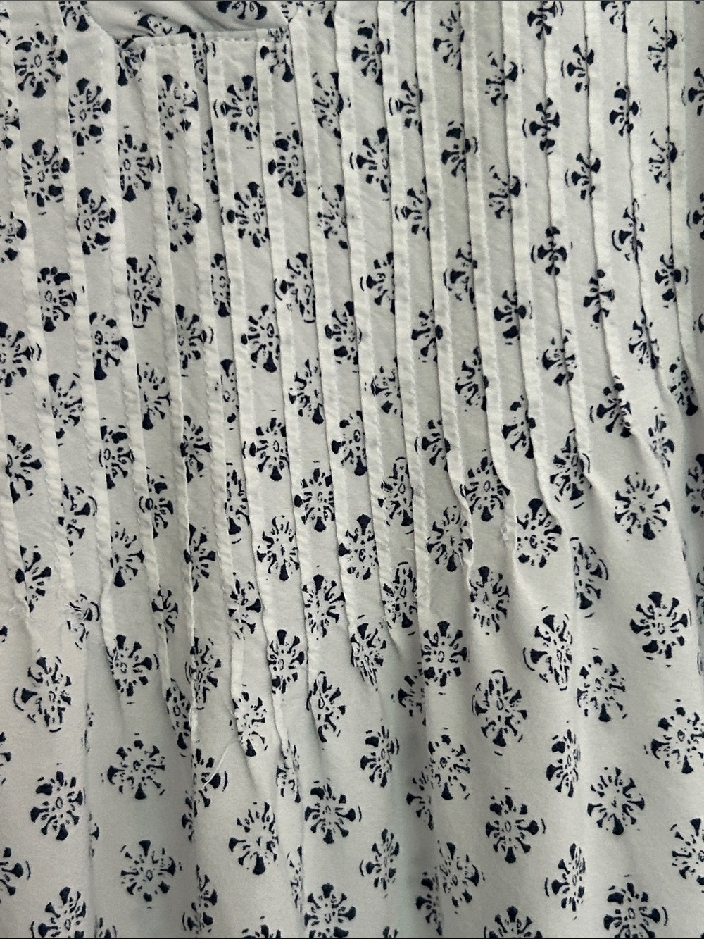 Liz Claiborne White Sleeveless V-Neck Tank with Navy Print, Size LARGE - Picture 3 of 8